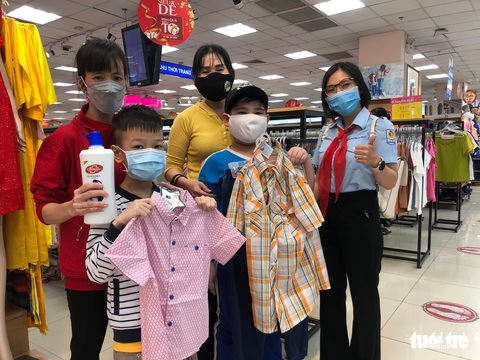 Dẫn bạn nhỏ mồ côi vì COVID-19 đi siêu thị sắm quần áo mới diện Tết - Ảnh 1. Dẫn bạn nhỏ mồ côi vì COVID-19 đi siêu thị sắm quần áo mới diện Tết - Ảnh 1.