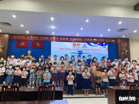 Dẫn bạn nhỏ mồ côi vì COVID-19 đi siêu thị sắm quần áo mới diện Tết - Ảnh 7. Dẫn bạn nhỏ mồ côi vì COVID-19 đi siêu thị sắm quần áo mới diện Tết - Ảnh 7.