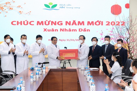 Thủ tướng thăm, chúc Tết ở Bệnh viện điều trị COVID-19 và Bệnh viện Nhi trung ương - Ảnh 4.