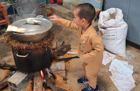 Nhớ nồi nước tắm chiều tất niên của mẹ - Ảnh 1. Nhớ nồi nước tắm chiều tất niên của mẹ - Ảnh 1.