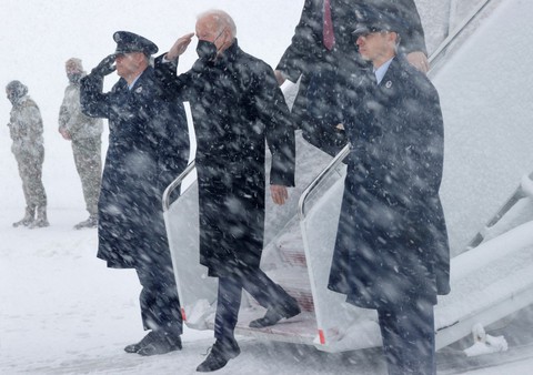 Tổng thống Biden mắc kẹt trên chuyên cơ vì bão tuyết - Ảnh 2. Tổng thống Biden mắc kẹt trên chuyên cơ vì bão tuyết - Ảnh 2.