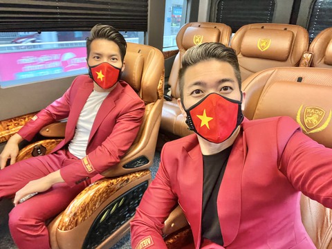 Quốc Cơ - Quốc Nghiệp về đến Việt Nam, cách ly 3 ngày - Ảnh 1. Quốc Cơ - Quốc Nghiệp về đến Việt Nam, cách ly 3 ngày - Ảnh 1.