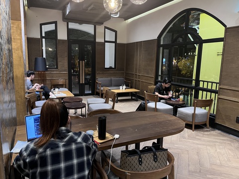 CEO Starbucks Việt Nam: Giá thuê mặt bằng ở các nước đều giảm, trừ Việt Nam - Ảnh 1. CEO Starbucks Việt Nam: Giá thuê mặt bằng ở các nước đều giảm, trừ Việt Nam - Ảnh 1.
