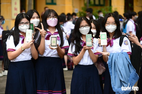 Học sinh khối 7, 8, 10, 11 ở TP.HCM trở lại trường: Trường rộng quá, vẫn chưa tin được đi học lại - Ảnh 1. Học sinh khối 7, 8, 10, 11 ở TP.HCM trở lại trường: Trường rộng quá, vẫn chưa tin được đi học lại - Ảnh 1.