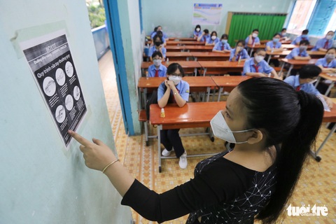 Học sinh khối 7, 8, 10, 11 ở TP.HCM trở lại trường: Trường rộng quá, vẫn chưa tin được đi học lại - Ảnh 2. Học sinh khối 7, 8, 10, 11 ở TP.HCM trở lại trường: Trường rộng quá, vẫn chưa tin được đi học lại - Ảnh 2.