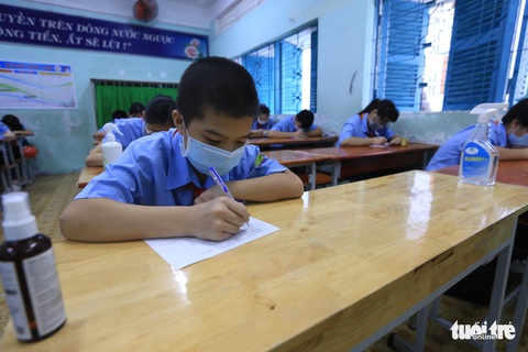 Học sinh khối 7, 8, 10, 11 ở TP.HCM trở lại trường: Trường rộng quá, vẫn chưa tin được đi học lại - Ảnh 6. Học sinh khối 7, 8, 10, 11 ở TP.HCM trở lại trường: Trường rộng quá, vẫn chưa tin được đi học lại - Ảnh 6.