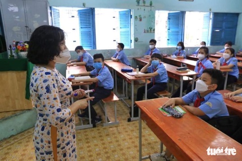 Học sinh khối 7, 8, 10, 11 ở TP.HCM trở lại trường: Trường rộng quá, vẫn chưa tin được đi học lại - Ảnh 5. Học sinh khối 7, 8, 10, 11 ở TP.HCM trở lại trường: Trường rộng quá, vẫn chưa tin được đi học lại - Ảnh 5.