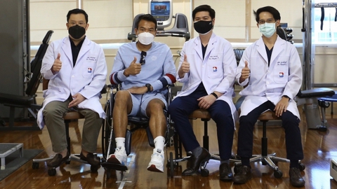 Sau pha cản phá Tiến Linh, thủ môn Thái Lan sắp phẫu thuật gối - Ảnh 2. Sau pha cản phá Tiến Linh, thủ môn Thái Lan sắp phẫu thuật gối - Ảnh 2.