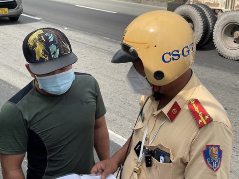 CSGT TP.HCM xử phạt xe kinh doanh không gắn camera, biển số vàng - Ảnh 2. CSGT TP.HCM xử phạt xe kinh doanh không gắn camera, biển số vàng - Ảnh 2.