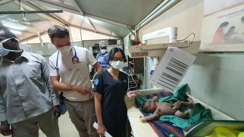 Bác sĩ mũ nồi xanh Việt Nam mổ cứu thai nhi Nam Sudan bằng kỹ thuật khó - Ảnh 2. Bác sĩ mũ nồi xanh Việt Nam mổ cứu thai nhi Nam Sudan bằng kỹ thuật khó - Ảnh 2.