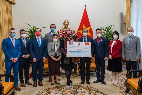 Việt Nam tặng Mỹ 100.000 USD khắc phục hậu quả thiên tai - Ảnh 1. Việt Nam tặng Mỹ 100.000 USD khắc phục hậu quả thiên tai - Ảnh 1.