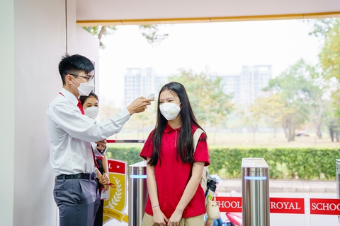 Học sinh Royal School rộn ràng trong ngày đầu quay trở lại trường học - Ảnh 1. Học sinh Royal School rộn ràng trong ngày đầu quay trở lại trường học - Ảnh 1.