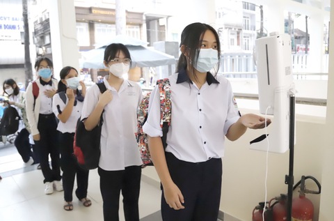 Phụ huynh bở hơi tai đưa đón con vì trường chưa mở bán trú - Ảnh 1. Phụ huynh bở hơi tai đưa đón con vì trường chưa mở bán trú - Ảnh 1.