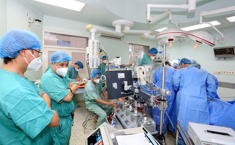 Bác sĩ Huế đi ôtô trong đêm ra Hà Nội nhận tim về ghép thành công cho bệnh nhân - Ảnh 1. Bác sĩ Huế đi ôtô trong đêm ra Hà Nội nhận tim về ghép thành công cho bệnh nhân - Ảnh 1.