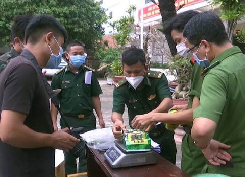 Liên tiếp phát hiện 21kg nghi là ma túy trôi dạt vào Côn Đảo - Ảnh 1. Liên tiếp phát hiện 21kg nghi là ma túy trôi dạt vào Côn Đảo - Ảnh 1.