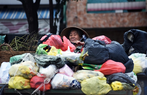 Nợ nhau cái túi đựng rác - Ảnh 1. Nợ nhau cái túi đựng rác - Ảnh 1.