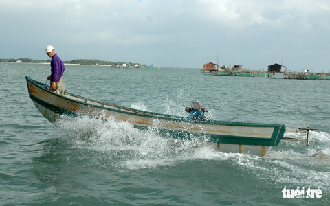Theo chân những ngư dân can trường phóng lao săn cá biển - Ảnh 1. Theo chân những ngư dân can trường phóng lao săn cá biển - Ảnh 1.