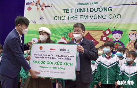 15 tấn xúc xích đến với 5.000 trẻ vùng cao Tây Bắc ngày cận tết - Ảnh 6. 15 tấn xúc xích đến với 5.000 trẻ vùng cao Tây Bắc ngày cận tết - Ảnh 6.