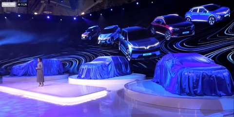 Từ CES 2022, VinFast tuyên bố bỏ xe xăng, chỉ làm xe điện từ cuối năm - Ảnh 1. Từ CES 2022, VinFast tuyên bố bỏ xe xăng, chỉ làm xe điện từ cuối năm - Ảnh 1.