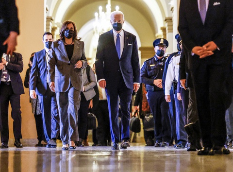 Ông Biden và ông Trump chỉ trích nhau khi nhìn lại 1 năm sau bạo loạn 6-1 - Ảnh 1. Ông Biden và ông Trump chỉ trích nhau khi nhìn lại 1 năm sau bạo loạn 6-1 - Ảnh 1.