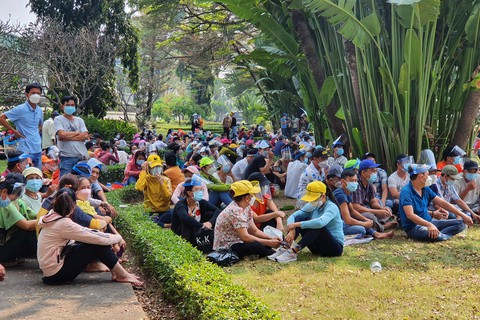 Hàng ngàn công nhân Pouchen ngừng việc do tiền thưởng Tết giảm - Ảnh 2. Hàng ngàn công nhân Pouchen ngừng việc do tiền thưởng Tết giảm - Ảnh 2.