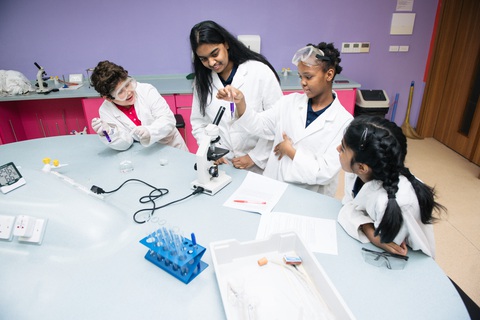 TH School sẽ trao học bổng lên tới 100% cho các học sinh xuất sắc - Ảnh 3. TH School sẽ trao học bổng lên tới 100% cho các học sinh xuất sắc - Ảnh 3.