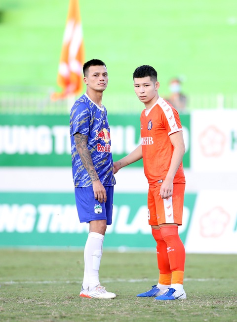 Màn trình diễn trái ngược của hai trung vệ mới được gọi lên tuyển Việt Nam - Ảnh 3. Màn trình diễn trái ngược của hai trung vệ mới được gọi lên tuyển Việt Nam - Ảnh 3.