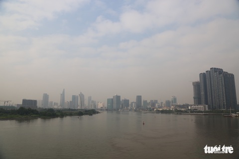 TP.HCM tù mù cả ngày do ô nhiễm - Ảnh 1. TP.HCM tù mù cả ngày do ô nhiễm - Ảnh 1.