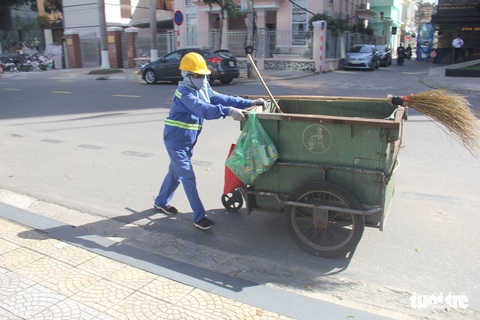 Đà Nẵng vận động người dân dọn rác sớm để lao công có giao thừa bên người thân - Ảnh 1. Đà Nẵng vận động người dân dọn rác sớm để lao công có giao thừa bên người thân - Ảnh 1.