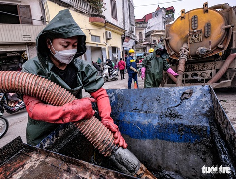 ‘Vui xuân cho công nhân thoát nước Hà Nội’: Ấm áp ngày giá lạnh - Ảnh 1. ‘Vui xuân cho công nhân thoát nước Hà Nội’: Ấm áp ngày giá lạnh - Ảnh 1.