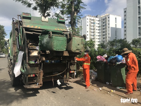 Đà Nẵng vận động người dân dọn rác sớm để lao công có giao thừa bên người thân - Ảnh 3. Đà Nẵng vận động người dân dọn rác sớm để lao công có giao thừa bên người thân - Ảnh 3.
