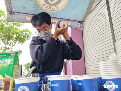 Bạn trẻ làm thêm kiếm tiền mùa Tết: Mừng muốn khóc vì được đi làm - Ảnh 2. Bạn trẻ làm thêm kiếm tiền mùa Tết: Mừng muốn khóc vì được đi làm - Ảnh 2.