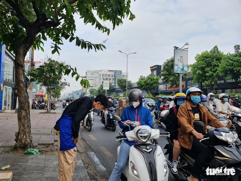 Bạn trẻ làm thêm kiếm tiền mùa Tết: Mừng muốn khóc vì được đi làm - Ảnh 6. Bạn trẻ làm thêm kiếm tiền mùa Tết: Mừng muốn khóc vì được đi làm - Ảnh 6.
