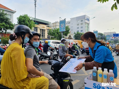 Bạn trẻ làm thêm kiếm tiền mùa Tết: Mừng muốn khóc vì được đi làm - Ảnh 1. Bạn trẻ làm thêm kiếm tiền mùa Tết: Mừng muốn khóc vì được đi làm - Ảnh 1.