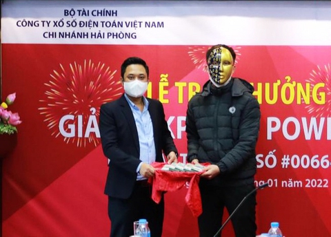 Tài xế xe công nghệ tại Hà Nội trúng Jackpot Vietlott hơn 214 tỉ đồng - Ảnh 1. Tài xế xe công nghệ tại Hà Nội trúng Jackpot Vietlott hơn 214 tỉ đồng - Ảnh 1.