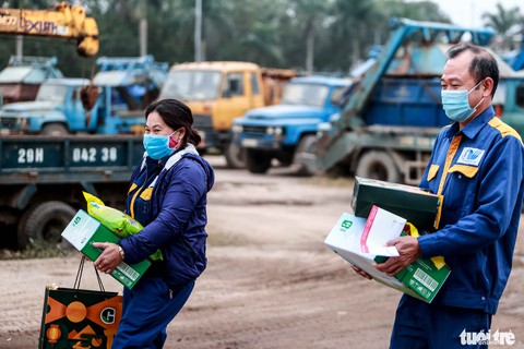 Tết sớm cùng công nhân thoát nước: Ai cũng chọn việc nhẹ nhàng, gian khổ biết dành phần ai - Ảnh 11. Tết sớm cùng công nhân thoát nước: Ai cũng chọn việc nhẹ nhàng, gian khổ biết dành phần ai - Ảnh 11.