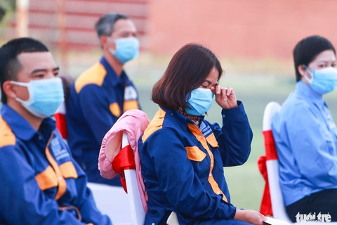 Tết sớm cùng công nhân thoát nước: Ai cũng chọn việc nhẹ nhàng, gian khổ biết dành phần ai - Ảnh 1. Tết sớm cùng công nhân thoát nước: Ai cũng chọn việc nhẹ nhàng, gian khổ biết dành phần ai - Ảnh 1.