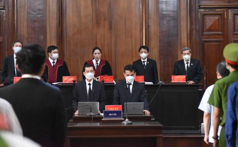 Ông Tất Thành Cang nhận 10 năm tù vụ bán rẻ 9 triệu cổ phần SADECO - Ảnh 3. Ông Tất Thành Cang nhận 10 năm tù vụ bán rẻ 9 triệu cổ phần SADECO - Ảnh 3.