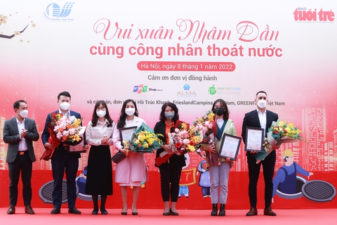 Tết sớm cùng công nhân thoát nước: Ai cũng chọn việc nhẹ nhàng, gian khổ biết dành phần ai - Ảnh 7. Tết sớm cùng công nhân thoát nước: Ai cũng chọn việc nhẹ nhàng, gian khổ biết dành phần ai - Ảnh 7.
