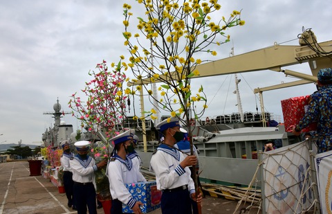 Vượt đại dịch, cây mai, cành đào ra với biển đảo, nhà giàn DK1 - Ảnh 1. Vượt đại dịch, cây mai, cành đào ra với biển đảo, nhà giàn DK1 - Ảnh 1.