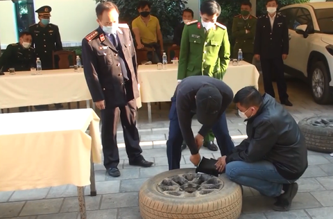 Băng buôn lậu chở 35kg heroin và ma túy đá tông thẳng xe vào công an - Ảnh 1. Băng buôn lậu chở 35kg heroin và ma túy đá tông thẳng xe vào công an - Ảnh 1.