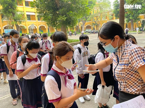 Nhiều học sinh rút học bạ từ TP.HCM chuyển về quê - Ảnh 1. Nhiều học sinh rút học bạ từ TP.HCM chuyển về quê - Ảnh 1.