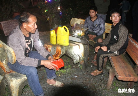 Thông hàng chục năm tuổi liên tiếp bị chặt, người dân bất bình - Ảnh 1. Thông hàng chục năm tuổi liên tiếp bị chặt, người dân bất bình - Ảnh 1.