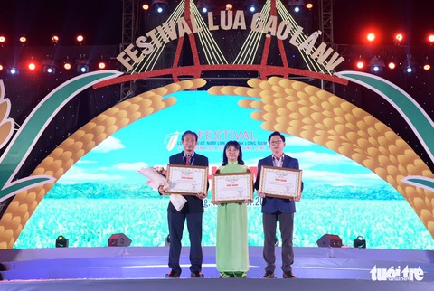 Vinh danh 3 sản phẩm tiêu biểu của Lộc Trời tại Festival lúa gạo Việt Nam 2022 - Ảnh 1. Vinh danh 3 sản phẩm tiêu biểu của Lộc Trời tại Festival lúa gạo Việt Nam 2022 - Ảnh 1.