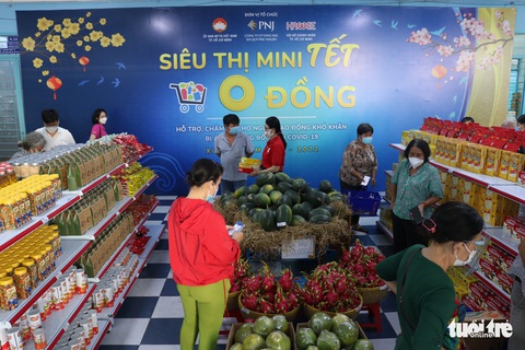 Bà con lao động nghèo háo hức sắm Tết tại siêu thị mini 0 đồng - Ảnh 4. Bà con lao động nghèo háo hức sắm Tết tại siêu thị mini 0 đồng - Ảnh 4.