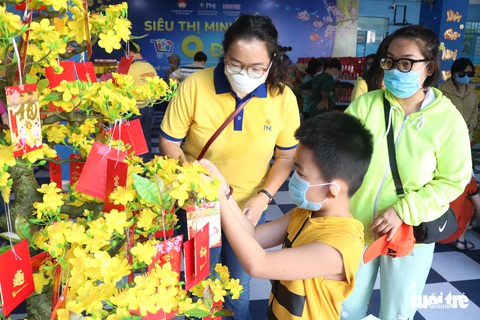 Bà con lao động nghèo háo hức sắm Tết tại siêu thị mini 0 đồng - Ảnh 6. Bà con lao động nghèo háo hức sắm Tết tại siêu thị mini 0 đồng - Ảnh 6.