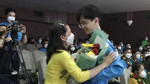 Giọt nước mắt hạnh phúc của người mẹ - Ảnh 1. Giọt nước mắt hạnh phúc của người mẹ - Ảnh 1.