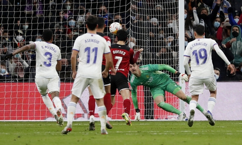 Vinicius Jr trở lại cùng Benzema, Real vùi dập Valencia - Ảnh 3. Vinicius Jr trở lại cùng Benzema, Real vùi dập Valencia - Ảnh 3.