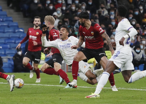Vinicius Jr trở lại cùng Benzema, Real vùi dập Valencia - Ảnh 2. Vinicius Jr trở lại cùng Benzema, Real vùi dập Valencia - Ảnh 2.