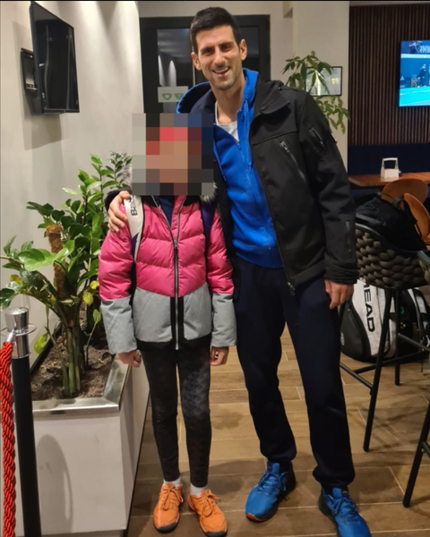 Novak Djokovic không đeo khẩu trang, tiếp xúc gần trẻ em lúc đang bị COVID-19? - Ảnh 1. Novak Djokovic không đeo khẩu trang, tiếp xúc gần trẻ em lúc đang bị COVID-19? - Ảnh 1.